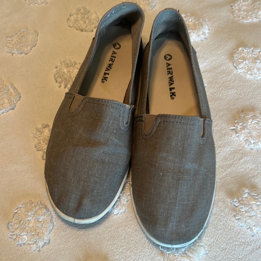 Airwalk slip on taupe size 8.5